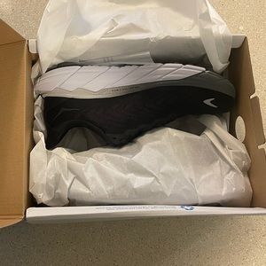 Hoka Arahi 6 Black and White